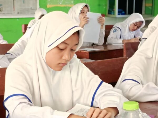 MTsN 3 Jombang Laksanakan ASAS Ganjil Berbasis Kertas dengan Soal Uraian untuk Tingkatkan Literasi dan Pemahaman Siswa