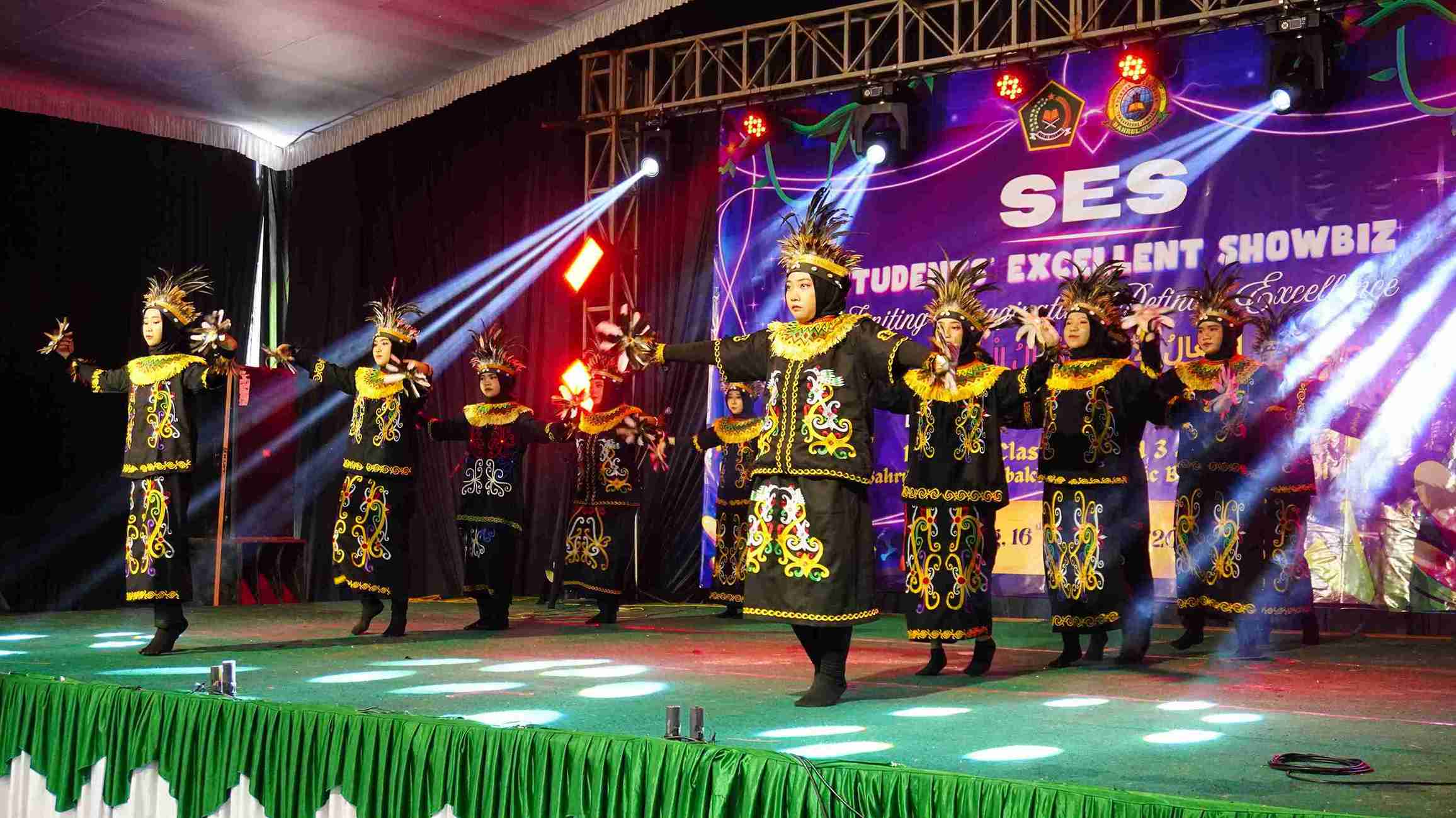 Students’ Excellent Showbiz MTsN 3 Jombang Tampilkan Kolaborasi Seni, Sains, Bahasa, dan Religi dalam Satu Panggung Megah