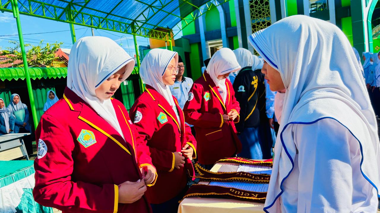 Pelantikan Pengurus MPK, OSIM, Pimpinan Komisariat IPNU–IPPNU Masa Abdi 2026–2027 serta Panitia Tasyakuran Kelas IX dan Apresiasi Siswa Berprestasi Pelantikan Pengurus MPK, OSIM, Pimpinan Komisariat IPNU–IPPNU Masa Abdi 2026–2027 serta Panitia Tasyakuran Kelas IX dan Apresiasi Siswa Berprestasi