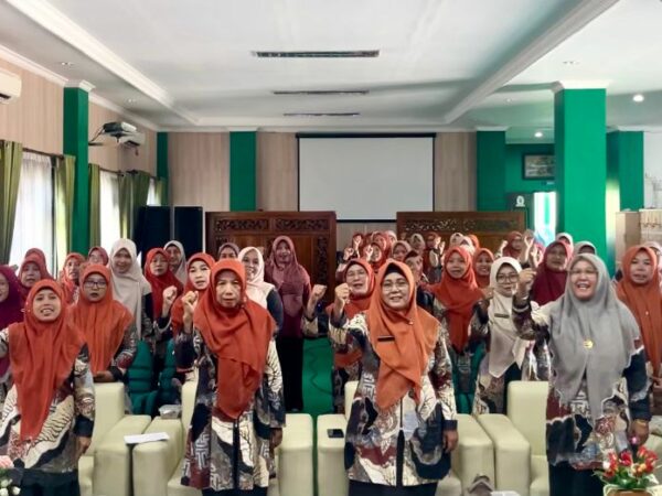 Anggota Dharma Wanita MTsN 3 Jombang Ikuti Sosialisasi Program Bunda Inklusi Secara Daring