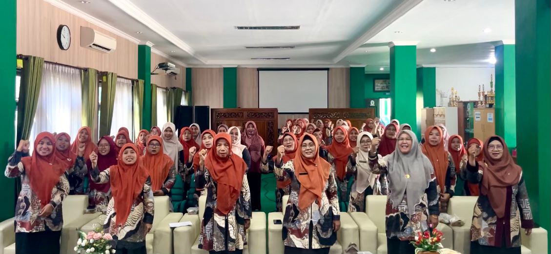 Anggota Dharma Wanita MTsN 3 Jombang Ikuti Sosialisasi Program Bunda Inklusi Secara Daring
