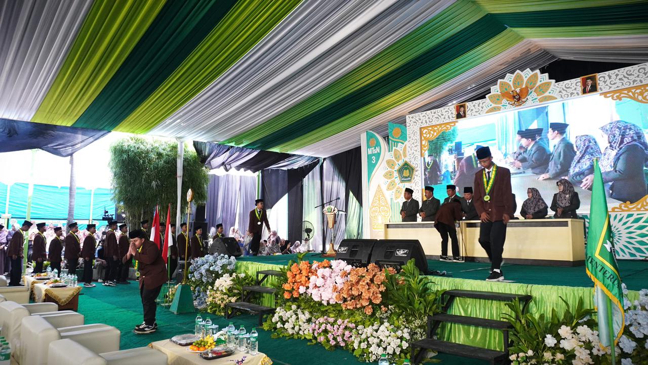 Tasyakuran dan Doa Bersama Kelas IX MTsN 3 Jombang Berlangsung Khidmat dan Penuh Haru Tasyakuran dan Doa Bersama Kelas IX MTsN 3 Jombang Berlangsung Khidmat dan Penuh Haru