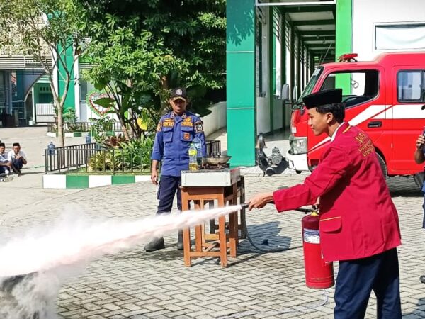 BPBD Jombang Gelar Simulasi Mitigasi Bencana bagi Siswa MTsN 3 Jombang