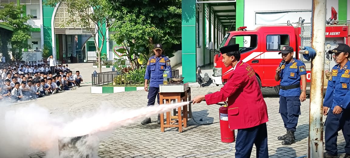 BPBD Jombang Gelar Simulasi Mitigasi Bencana bagi Siswa MTsN 3 Jombang
