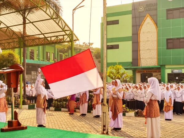 Semarak HUT ke-81 Kemerdekaan RI, MTsN 3 Jombang Gelar Upacara dengan Nuansa Busana Adat