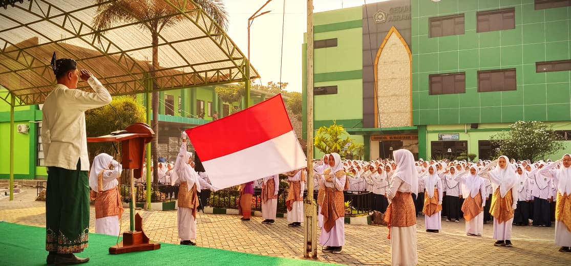Semarak HUT ke-81 Kemerdekaan RI, MTsN 3 Jombang Gelar Upacara dengan Nuansa Busana Adat