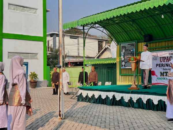 Semarak HUT ke-81 Kemerdekaan RI, MTsN 3 Jombang Gelar Upacara dengan Nuansa Busana Adat
