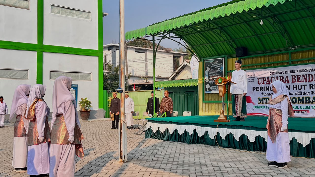 Semarak HUT ke-81 Kemerdekaan RI, MTsN 3 Jombang Gelar Upacara dengan Nuansa Busana Adat