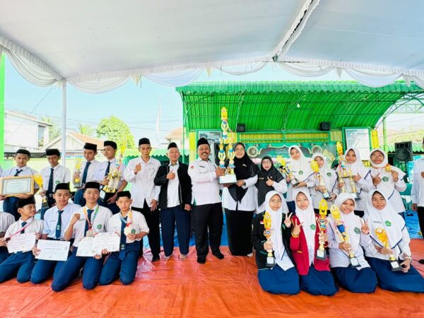 MTsN 3 Jombang Semarakkan Maulid Nabi Muhammad SAW 1448 H, Berikan Apresiasi bagi Murid Berprestasi
