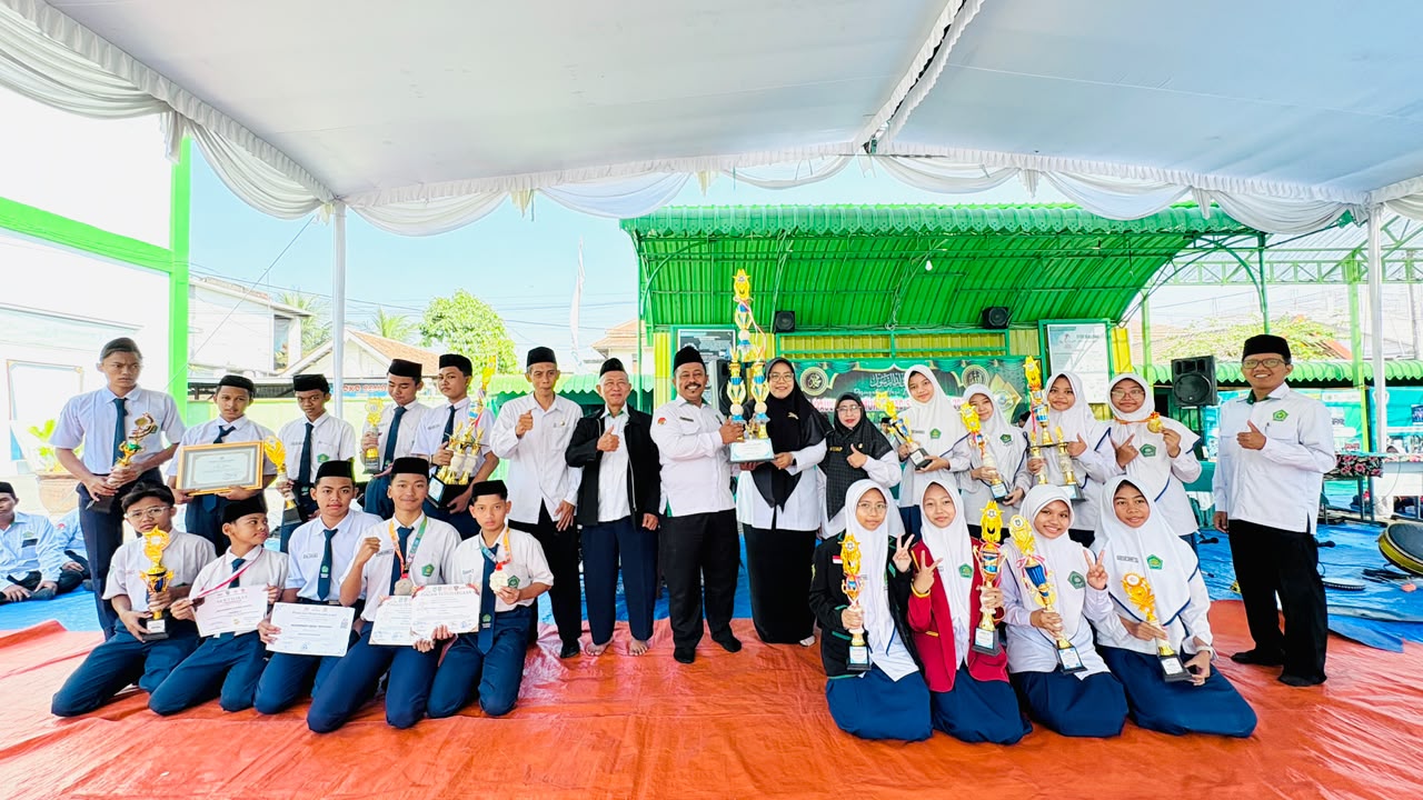MTsN 3 Jombang Semarakkan Maulid Nabi Muhammad SAW 1448 H, Berikan Apresiasi bagi Murid Berprestasi MTsN 3 Jombang Semarakkan Maulid Nabi Muhammad SAW 1448 H, Berikan Apresiasi bagi Murid Berprestasi
