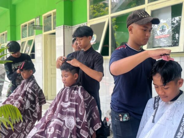 MTsN 3 Jombang Tertibkan Rambut Siswa secara Humanis, Datangkan Tukang Cukur ke Madrasah