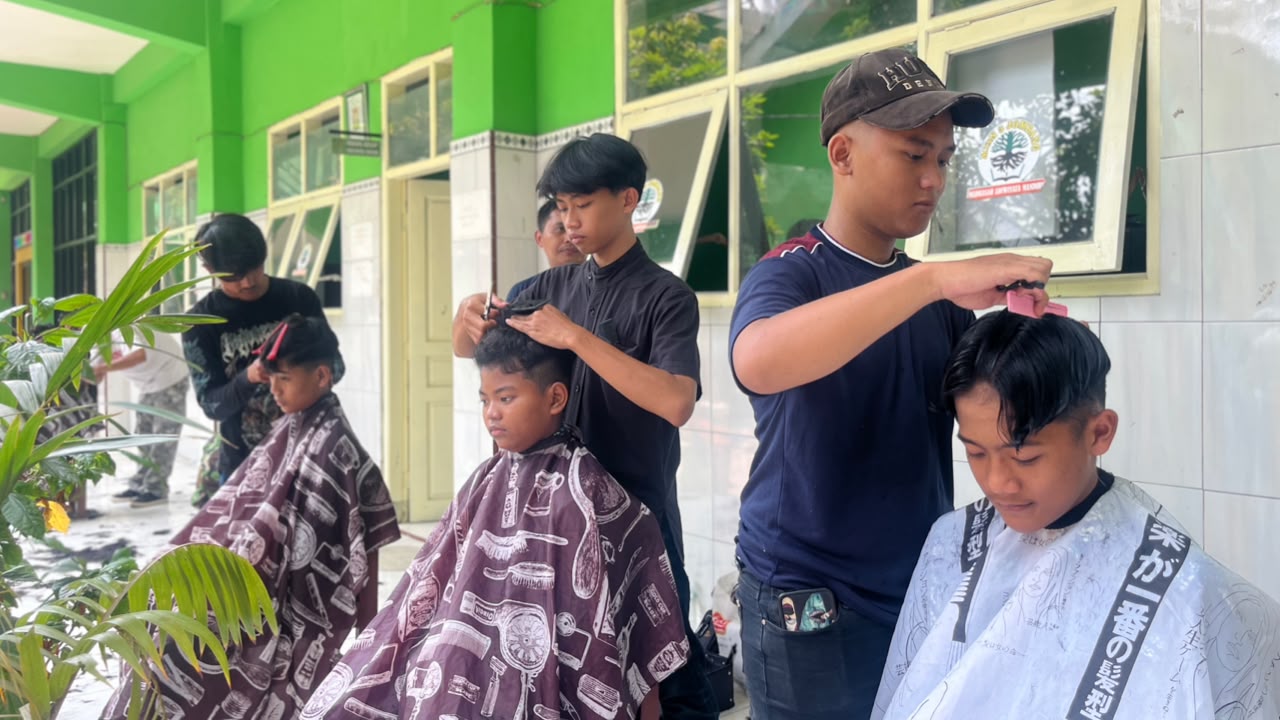MTsN 3 Jombang Tertibkan Rambut Siswa secara Humanis, Datangkan Tukang Cukur ke Madrasah MTsN 3 Jombang Tertibkan Rambut Siswa secara Humanis, Datangkan Tukang Cukur ke Madrasah
